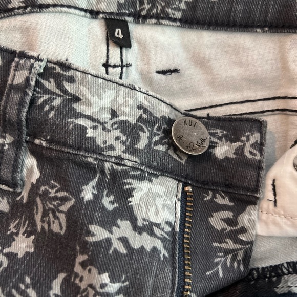 Flattering fit. Skinny jeans with floral print. Excellent condition. Size 4. - Picture 2 of 14